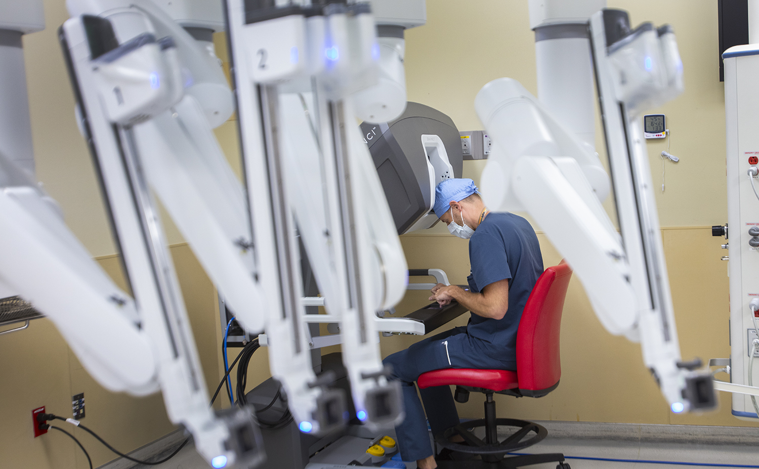 San Juan Regional surgeon training with da Vinci Xi robotic instruments